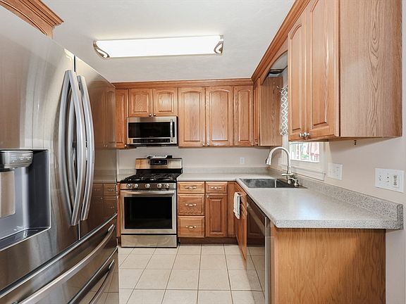 3rd image of 24B Rockingham St #14
