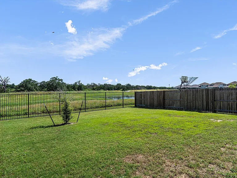 146 Russet Trl — Photo 32
