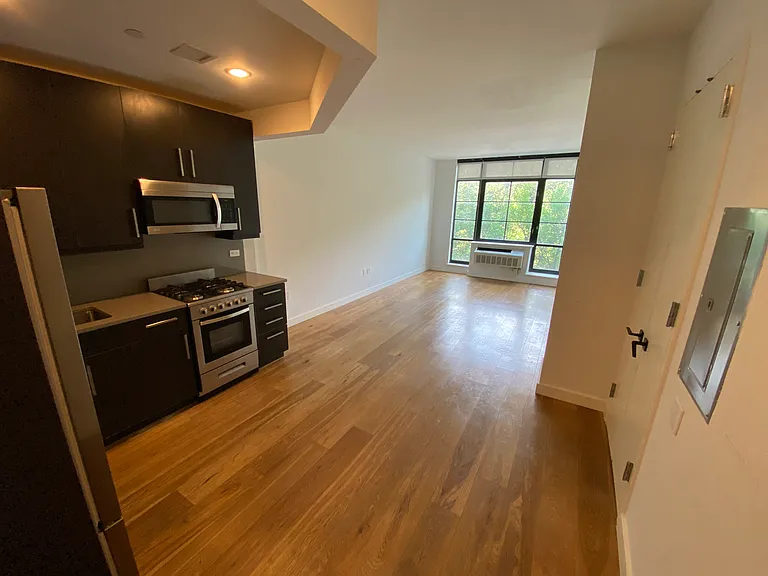 180 Nassau St #7G — Photo 8