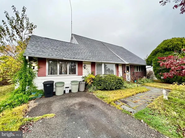 198 Elderberry Dr, Levittown, PA 19054