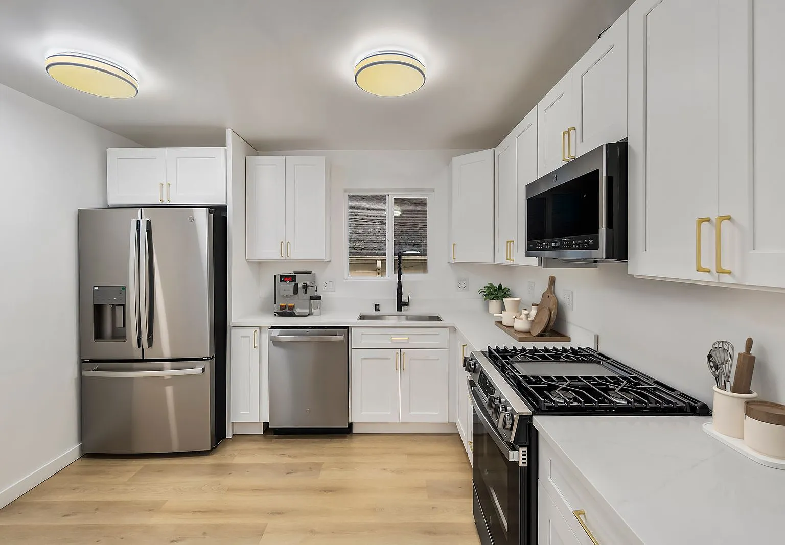 3 bed, 1.5 bath, 1000 sqft, $4,400 — Photo 2