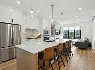 140 SE Discovery Dr SW, Calgary, AB T3H 6E9