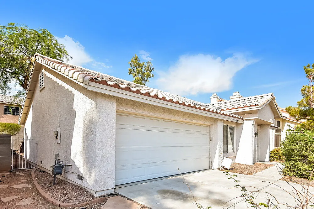 3 bed, 2.0 bath, 1172 sqft, $2,085 — Photo 3