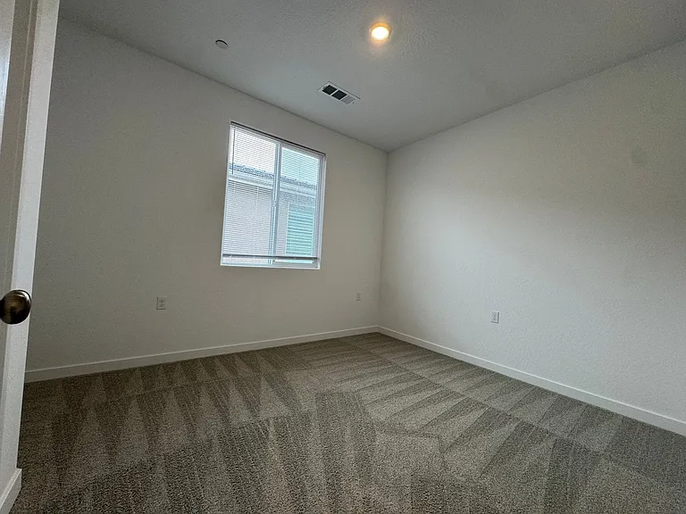 997 W Pioneer Dr — Photo 20