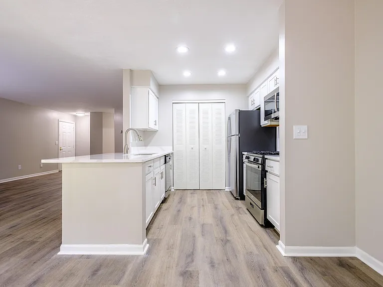 The Residence at Christopher Wren Apartments — Photo 12