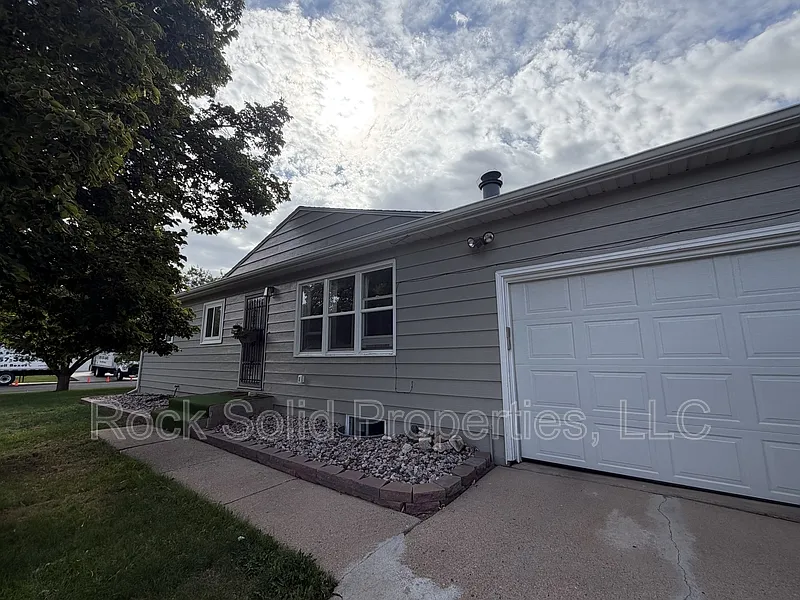 4 bed, 2.0 bath, 2016 sqft, $2,595 — Photo 2