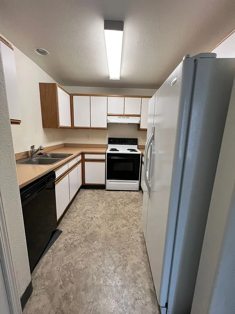 Tri-level 2 Bedroom, 1.5 Bathroom Duplex - Located near Sky Lakes and Oregon Tech! — Photo 3