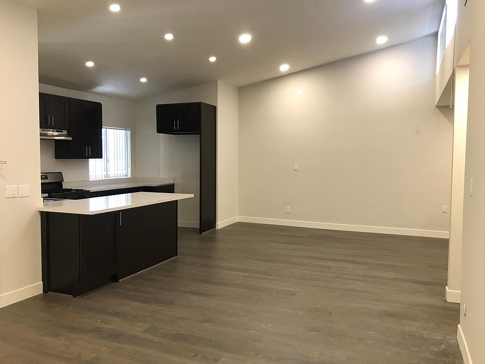 High ceilings, recessed lighting