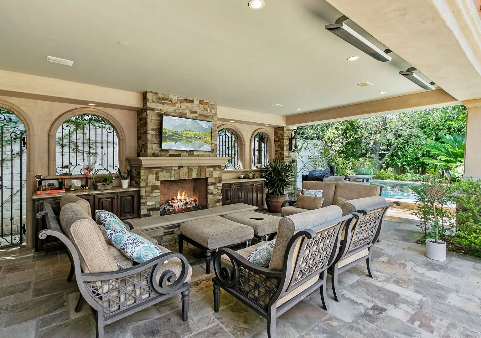 Bonita Canyon Luxury Estate With Pool — Photo 2