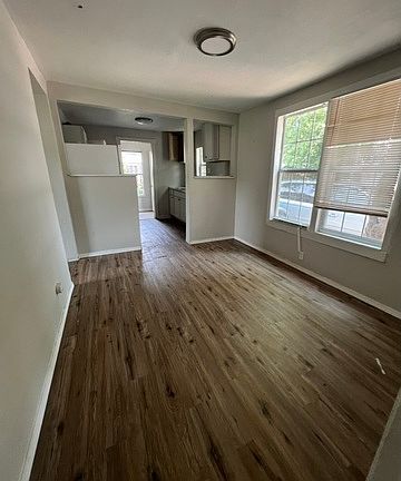 5th image of 139 Surrey Ave