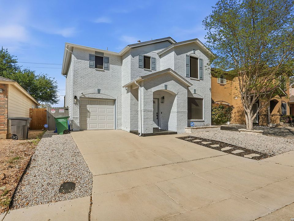 1st image of 211 Adelaide Oaks