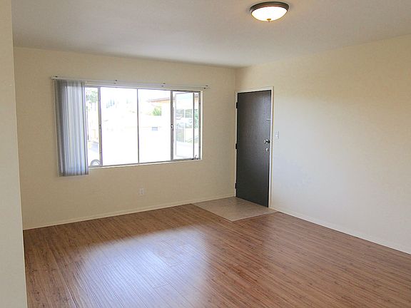 4th image of 1323 Centinela Ave