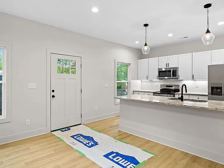 3 bed, 1046 sqft, $2,200 — Photo 1