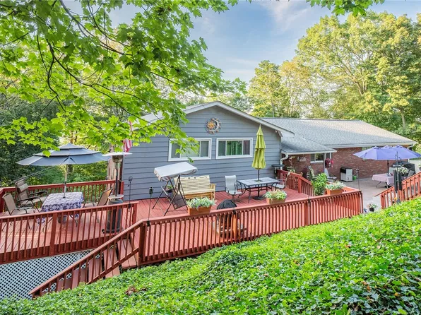 1182 Connoquenessing Ter, Ellwood City, PA 16117