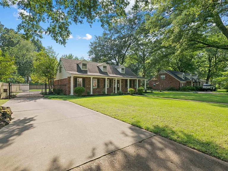 1539 Brookside Dr — Photo 2