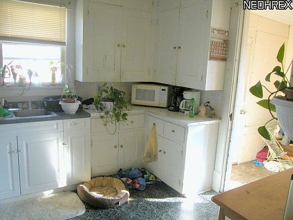 4th image of 1010 W Market St