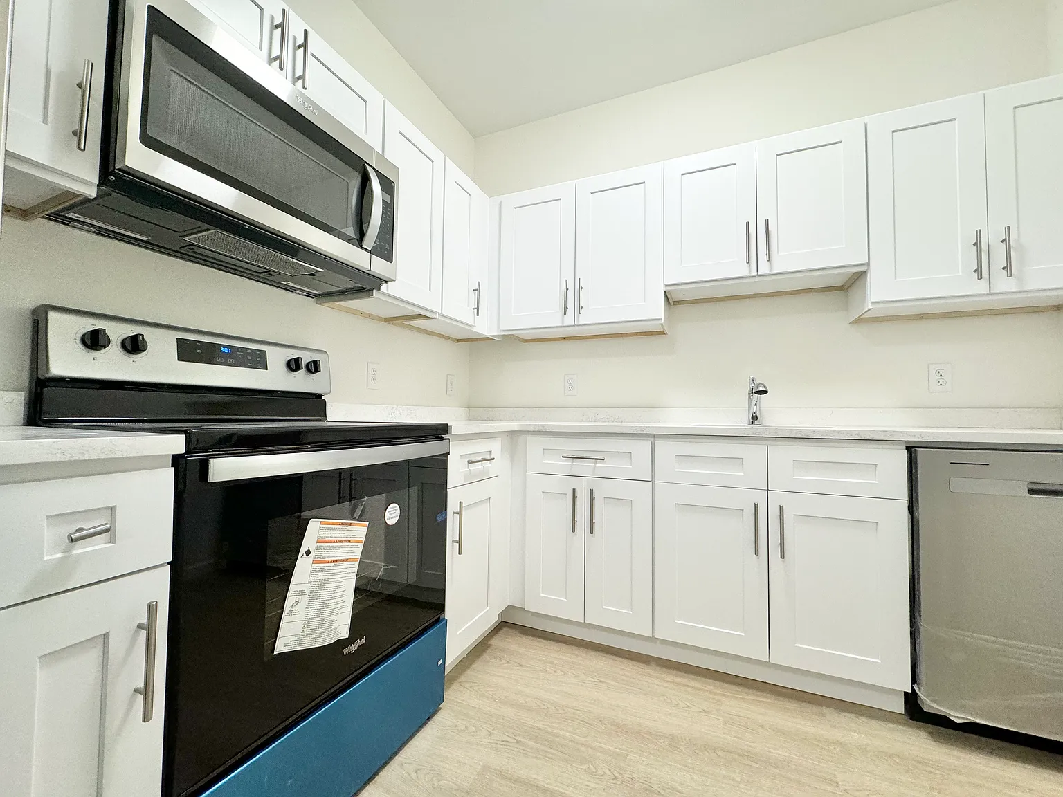 2 bed, 975 sqft, $2,350 — Photo 2
