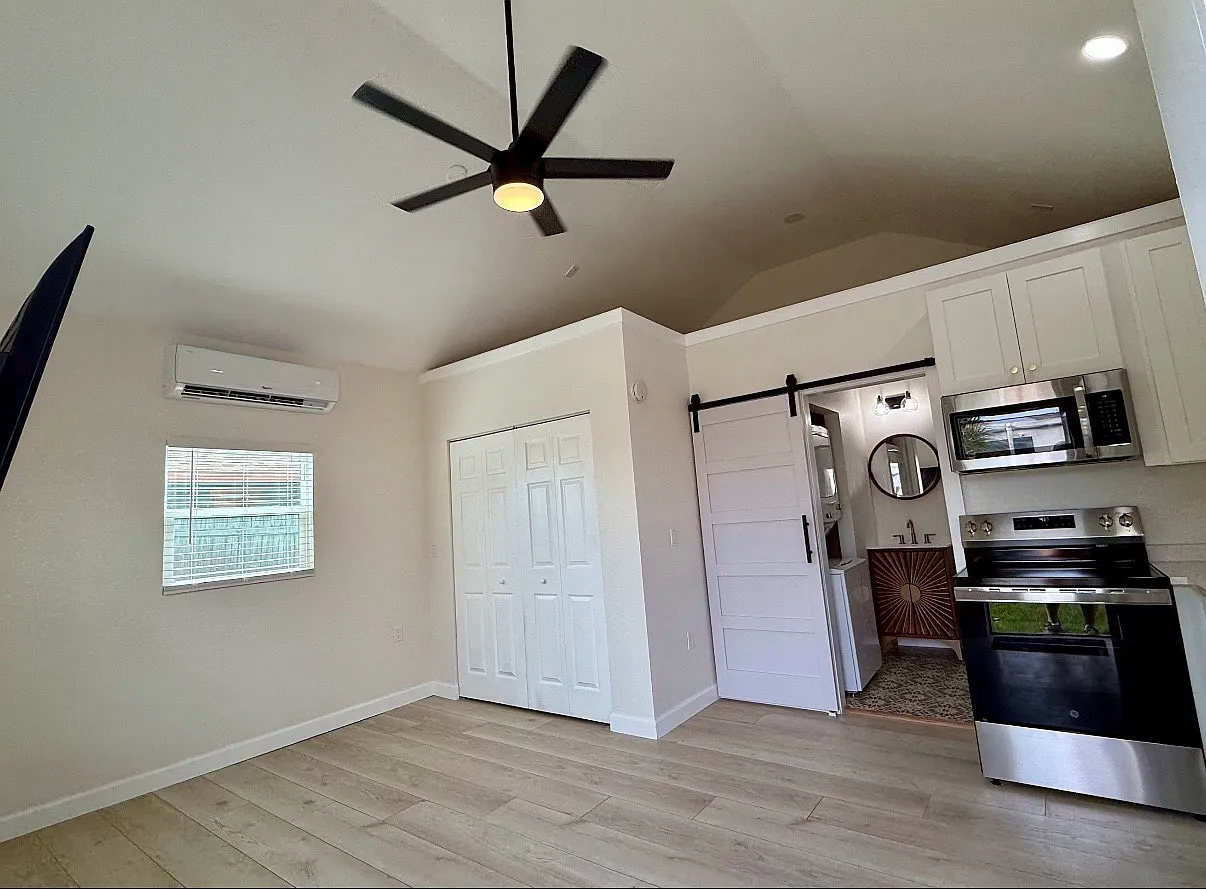 Studio, 330 sqft, $1,325 — Photo 2