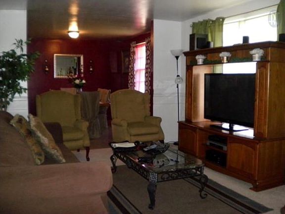 4th image of 611 Mayflower St