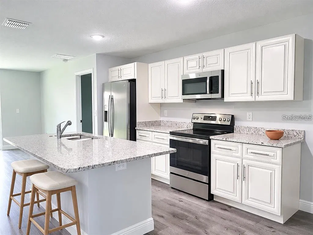 3 bed, 2.0 bath, 1290 sqft, $1,897 — Photo 2