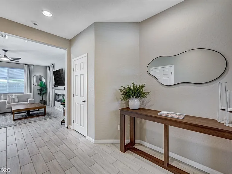 372 Silva Pl — Photo 3