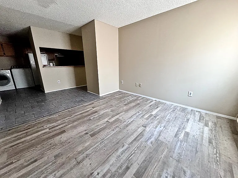 922 W Oak Ave #2 — Photo 6
