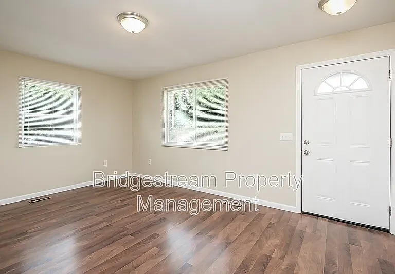 340 Walnut St — Photo 5