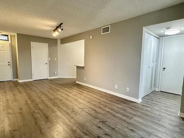215 Lake Pointe Dr #101 — Photo 2