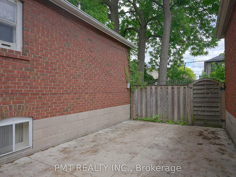 881 Coxwell Ave #LOWER — Photo 17