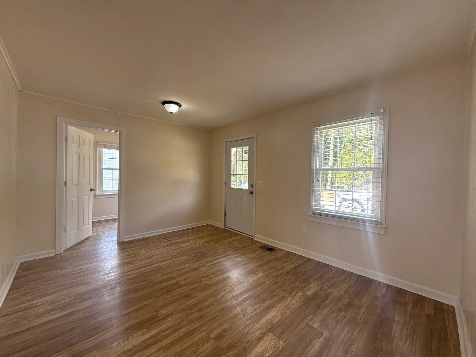 3 bed, 988 sqft, $1,200 — Photo 4
