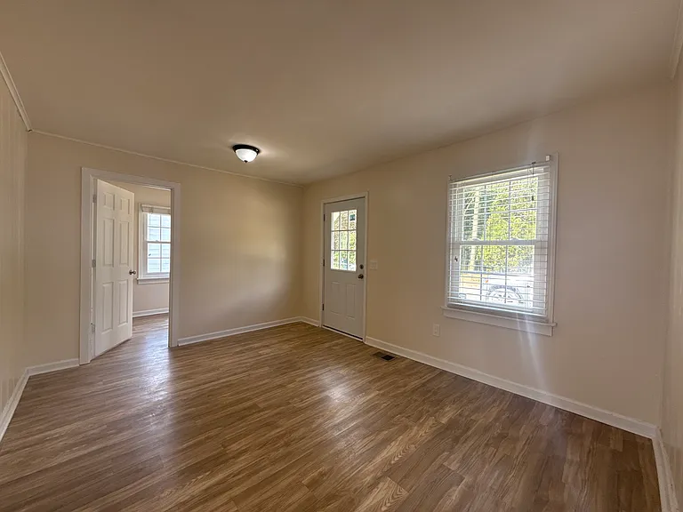 905 Vanderburgh Ave — Photo 4