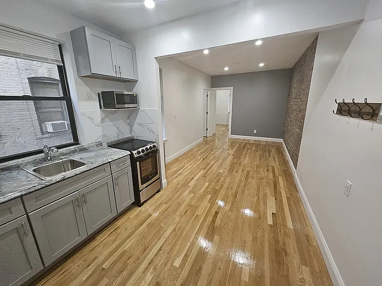 424 E 13th St #21 — Photo 8