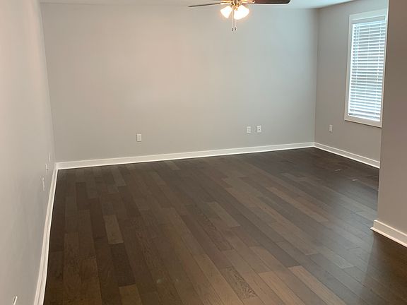 3rd image of 824 Violet St