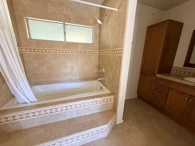 2120 Highland Oaks Dr — Photo 13