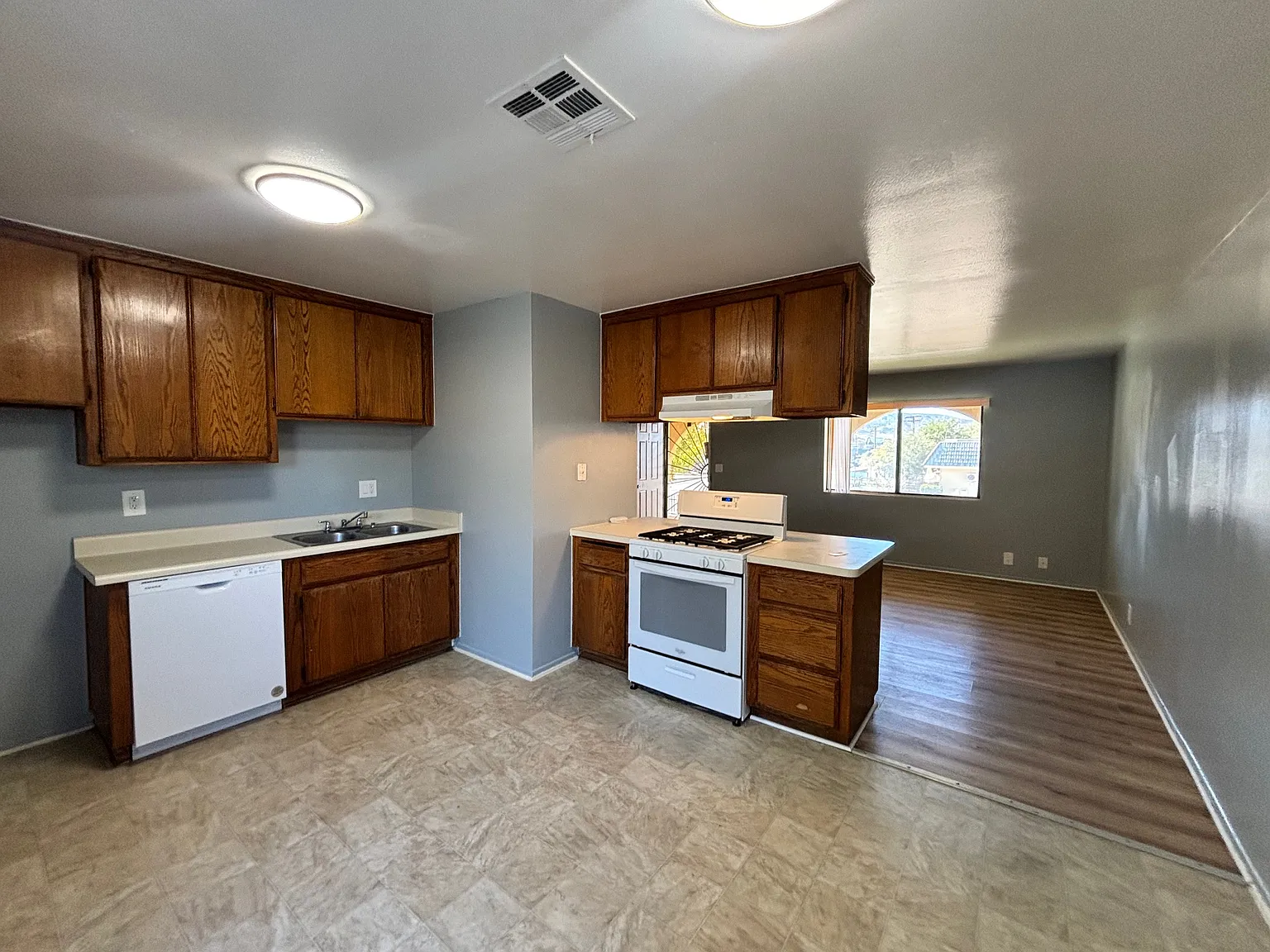 2 bed, 700 sqft, $1,999 — Photo 3