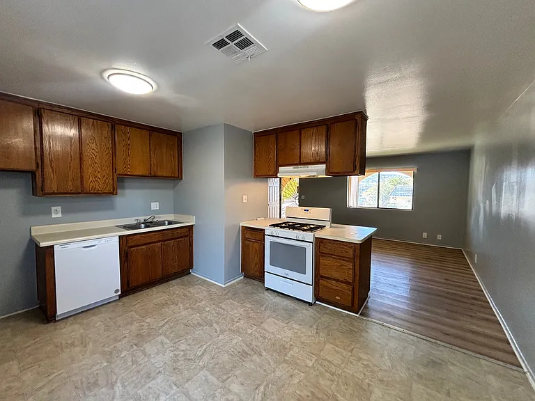 4843 Columbia Way #6 — Photo 3
