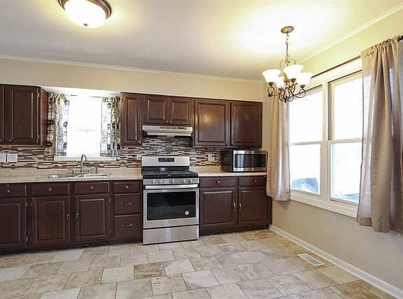 4th image of 305 Wildwood Dr