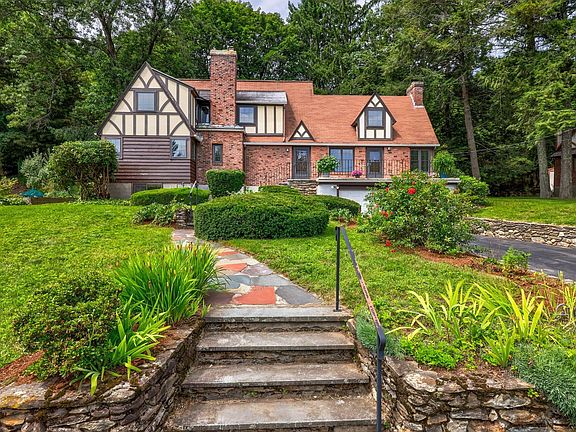 3rd image of 6 Old Brook Dr