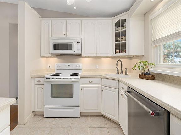 5th image of 24 Morton Ave