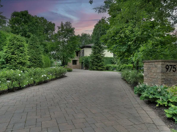 975 Rue Riverview, Otterburn Park, QC J3H 1Z2