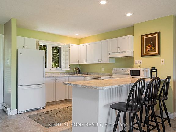 3rd image of 569 Oxbow Cres