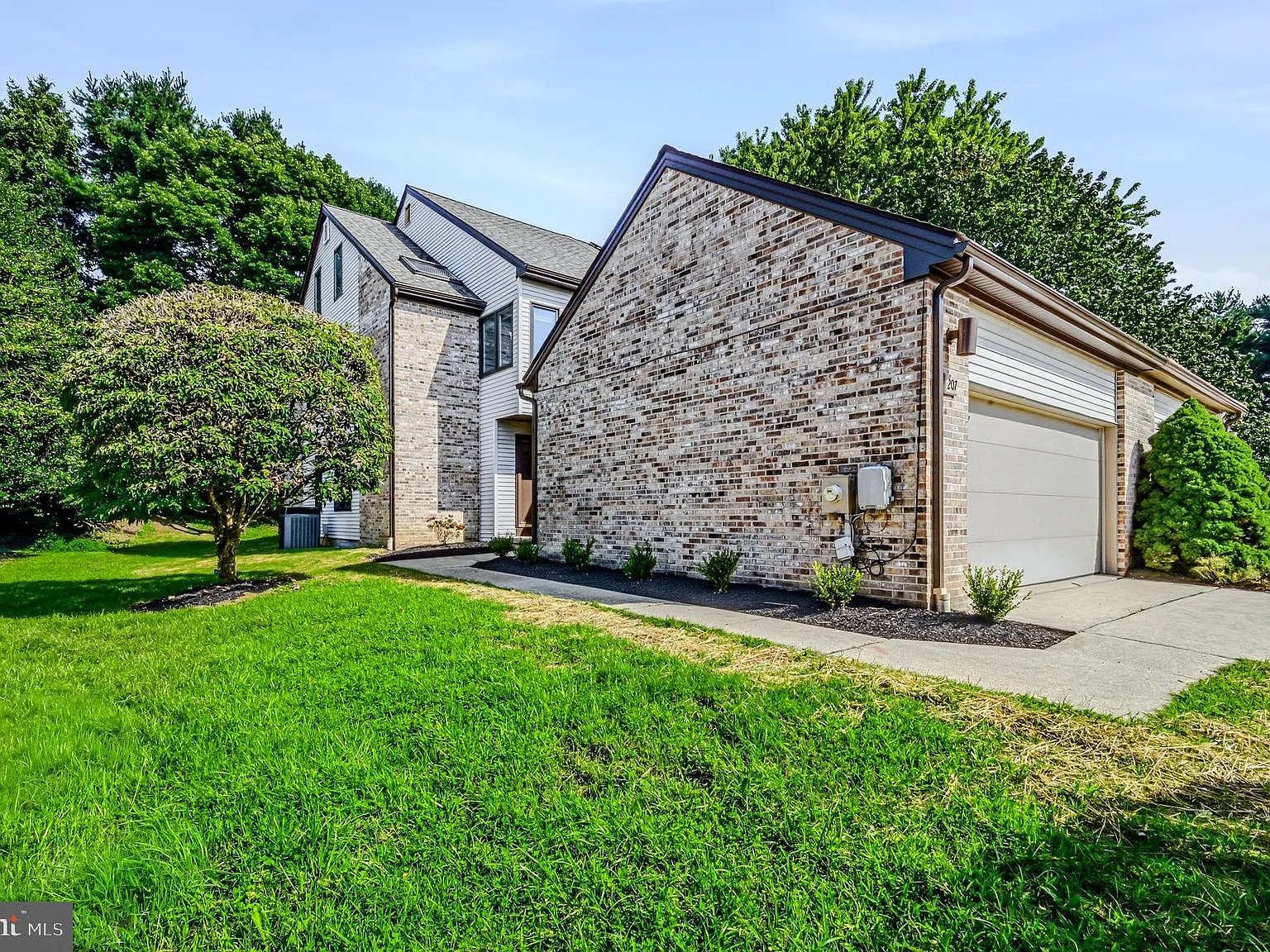 3 bed, 2.5 bath, 2152 sqft, $2,650 — Photo 1