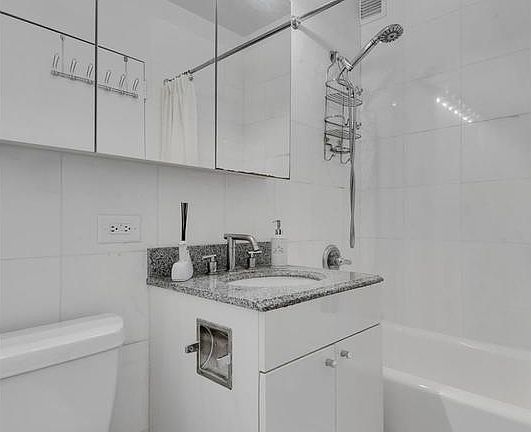 5th image of 99 John St APT 1219