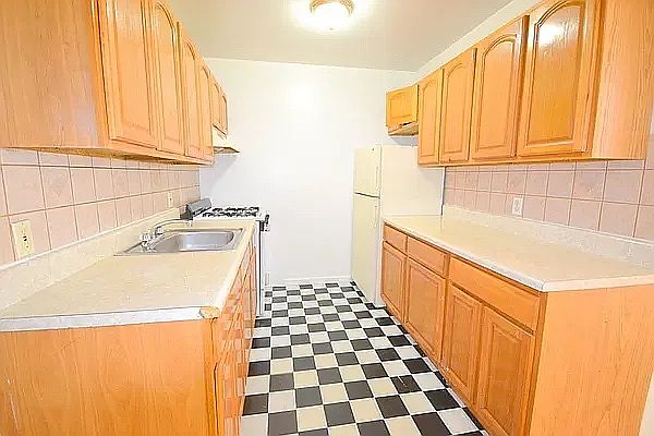 2nd image of 115 Maujer St #1