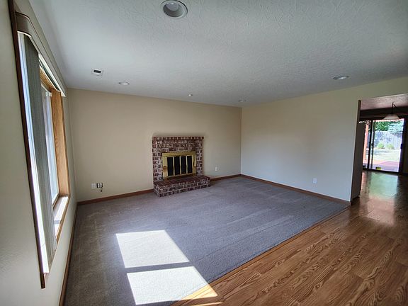 2nd image of 15704 NE 76th Way