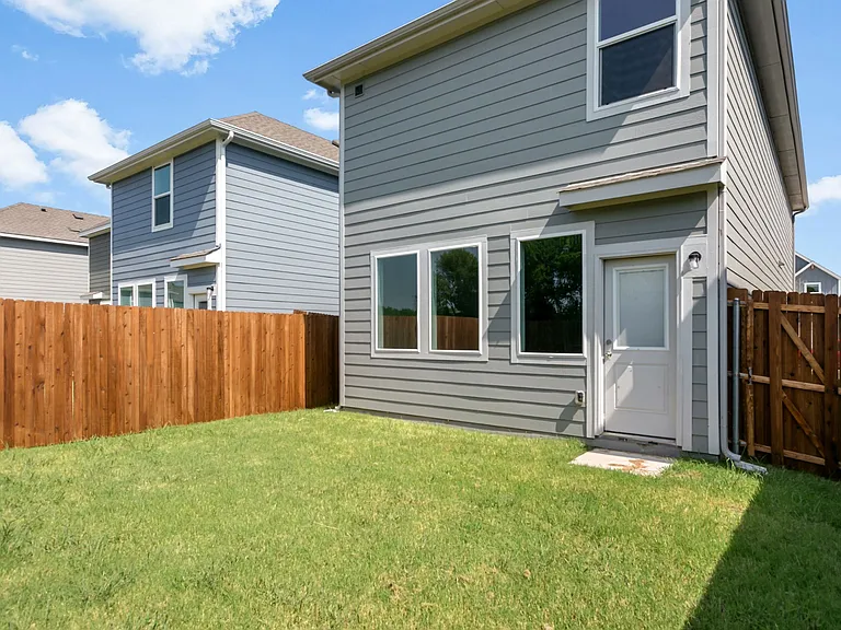 121 Redwood Rd — Photo 24
