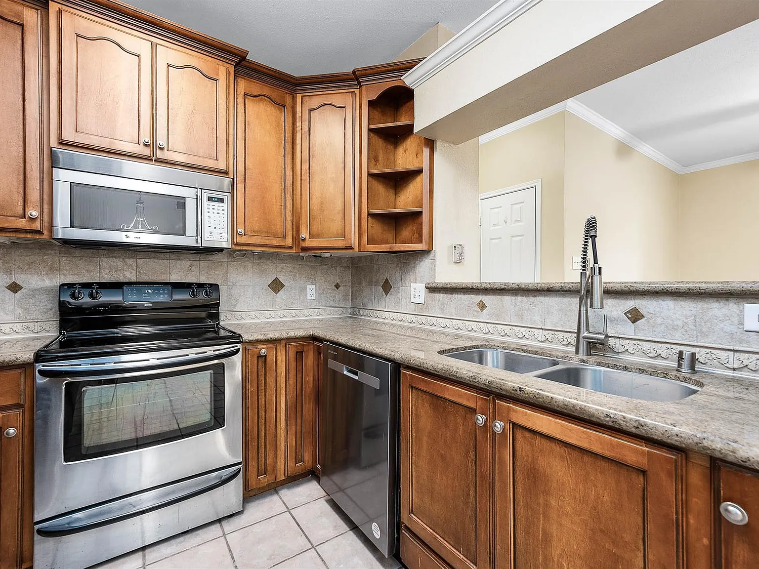 2 bed, 1.0 bath, 909 sqft, $1,600 — Photo 4