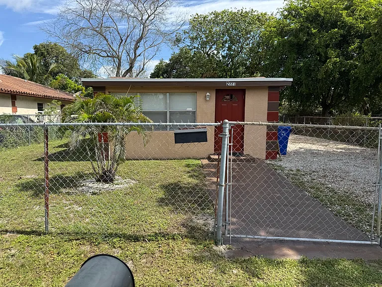 2221 NW 6th Ct — Photo 3