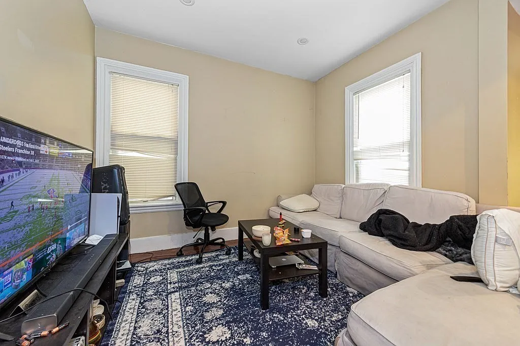 3 bed, 999 sqft, $4,200 — Photo 3