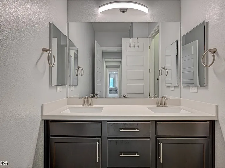 3943 Reyes Ave — Photo 29